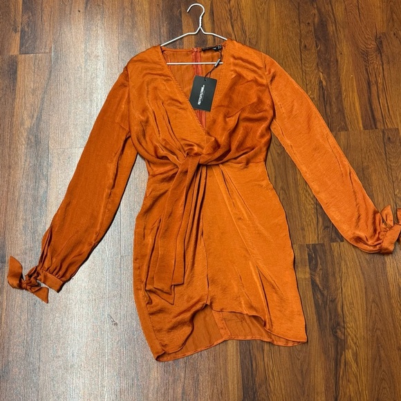 PrettyLittleThing Rust Long Sleeve Dress - Picture 2 of 11